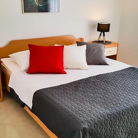 Apartments Beti - 70 M From Sea * Betina (Sibenik-Knin)